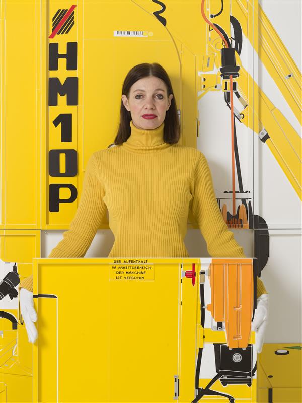 Die Künstlerin Marion Eichmann vor und in ihrer Papier-Arbeit <br> „HM10P“, Detail, 2021, 205 x 290 x 4 cm