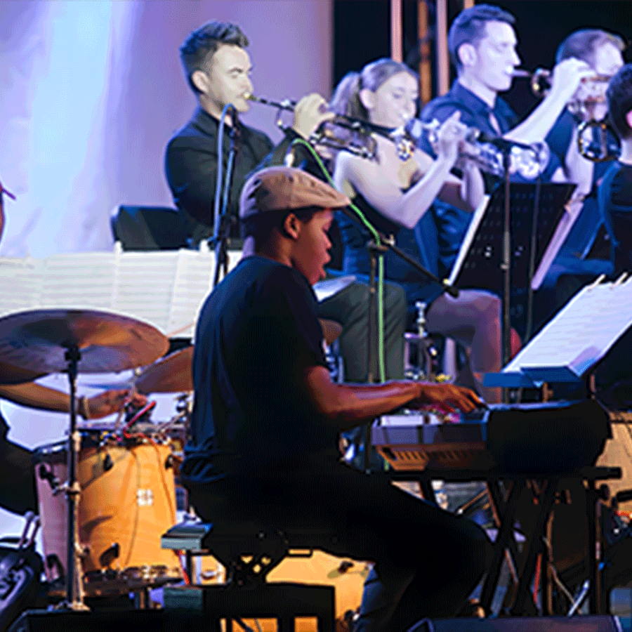 Bild des JM Jazz World Orchestra mit internationalen Musikerinnen und Musikern